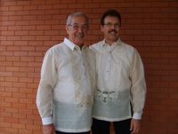 Vater und Sohn im Hochzeitszwirn